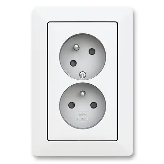 ABB ZONI 5513T-C02157 240 ZÁSUVKA DVOJNÁSOBNÁ S OCHR. KOLÍKY S CLONKAMI S NATOČENOU DUTINOU ZONI MATNÁ BÍLÁ Rychlé Dodání